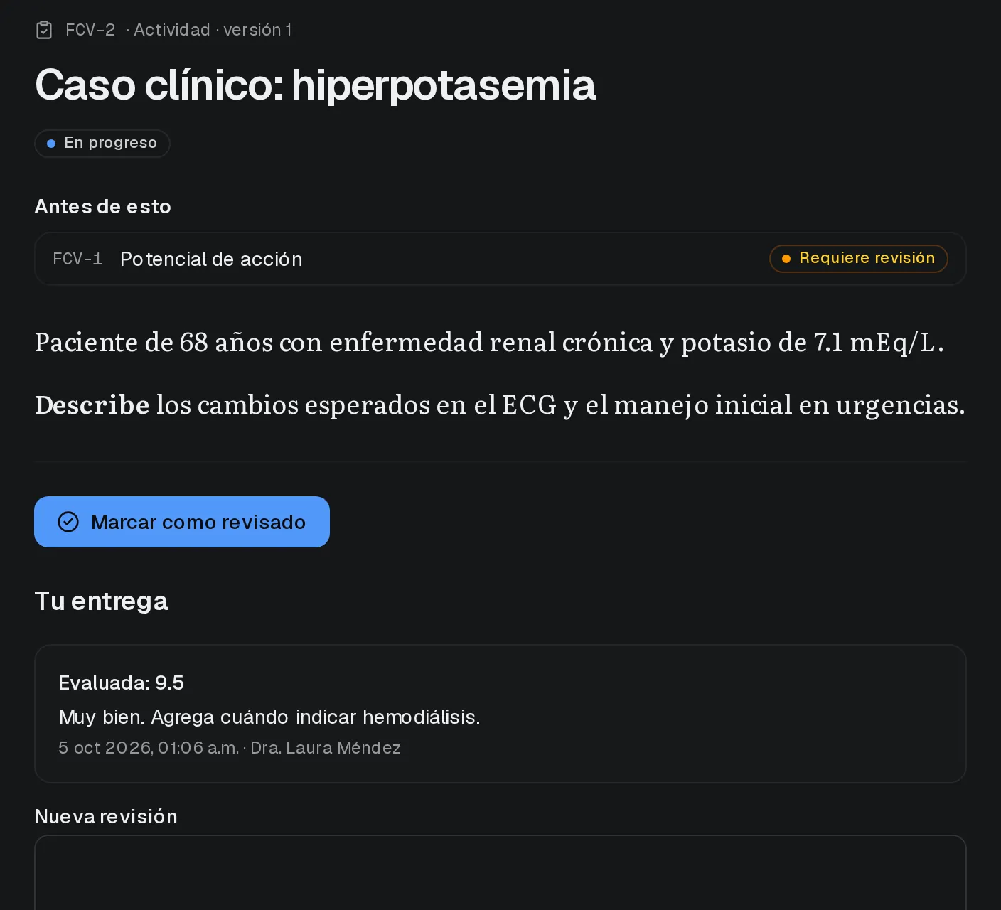 Vista de la alumna, en modo oscuro: la actividad «Caso clínico: hiperpotasemia» con su prerrequisito «Potencial de acción» pendiente de revisión, y su entrega evaluada con 9.5 y el comentario «Muy bien. Agrega cuándo indicar hemodiálisis».
