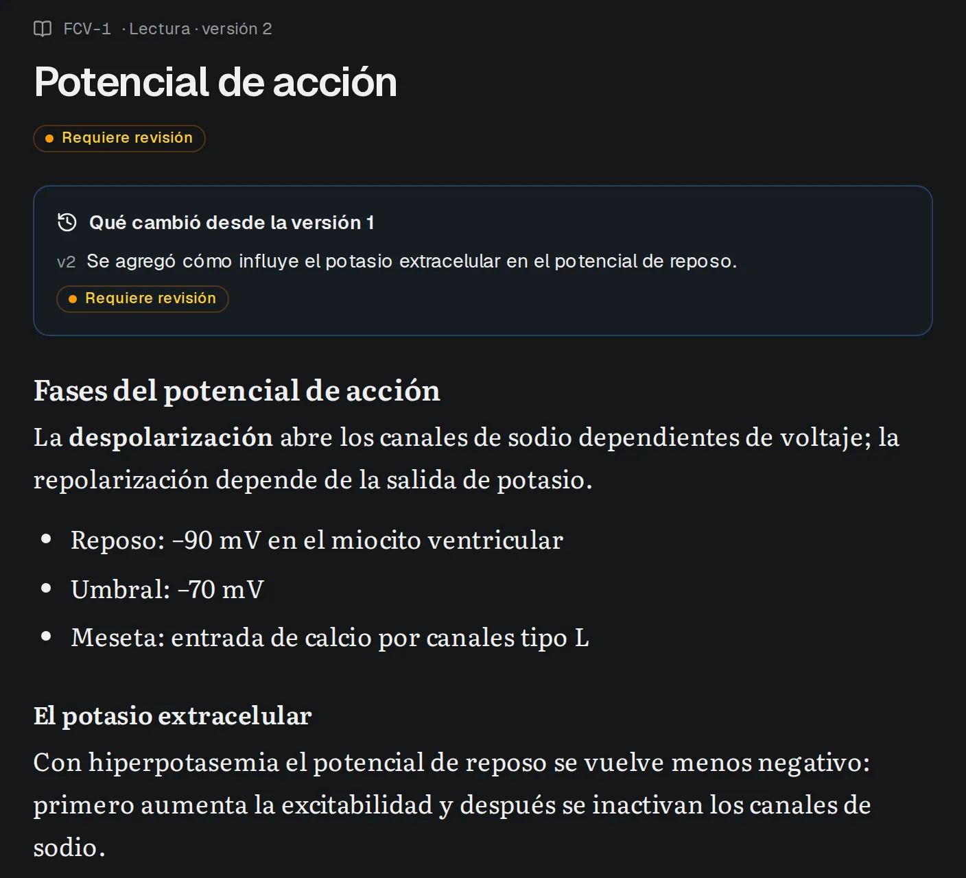 Vista de la alumna, en modo oscuro: el Item «Potencial de acción», versión 2, marcado «Requiere revisión», con el aviso «Qué cambió desde la versión 1: se agregó cómo influye el potasio extracelular en el potencial de reposo» y la sección nueva «El potasio extracelular».
